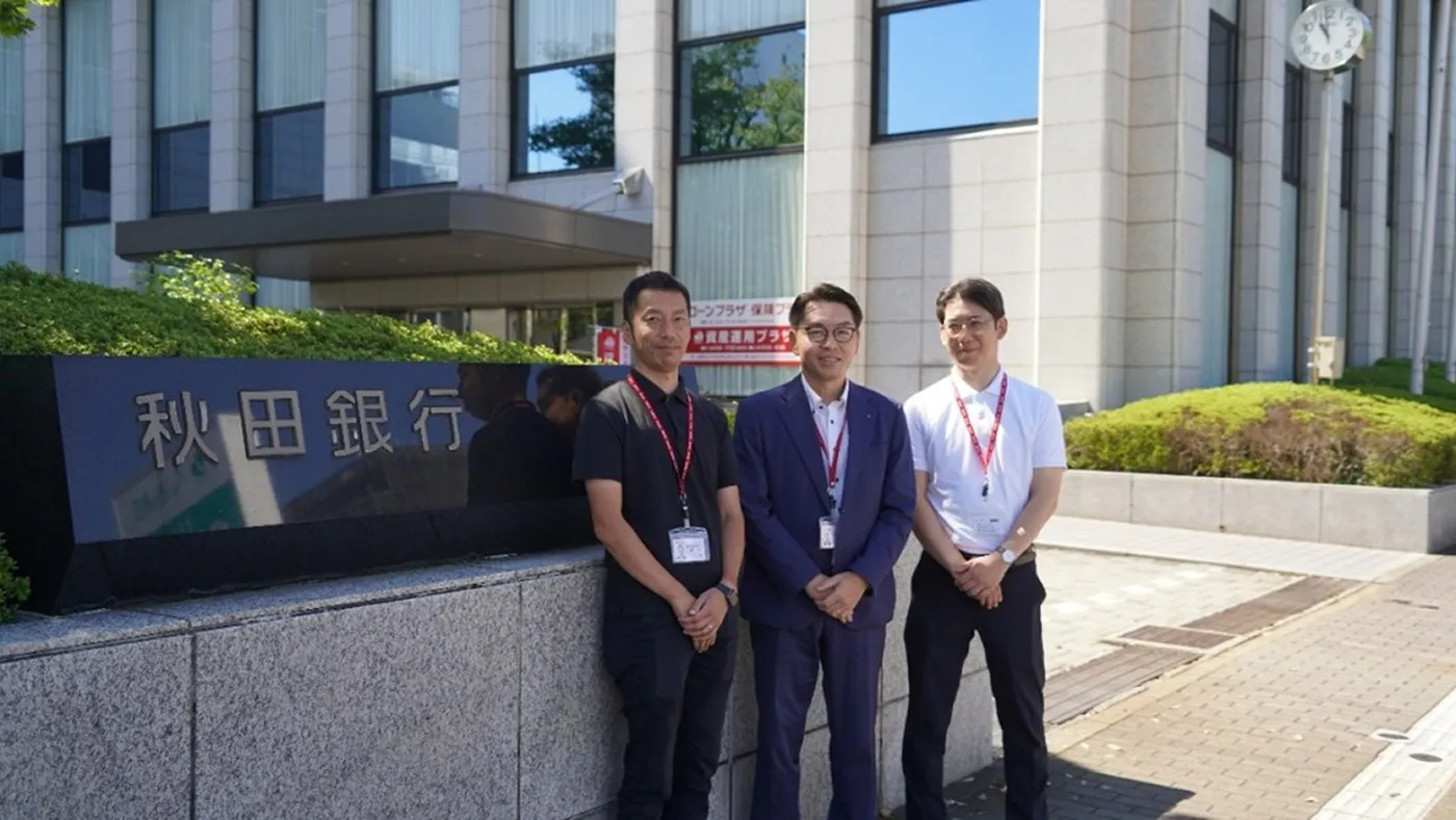 洋上風力産業支援室の鈴木様・三浦室長・佐々木様。同室は洋上風力を手掛ける大手企業と対話し、頼られながら仕事する関係が積み上げられる部署だといいます。実は秋田銀行に就職活動する学生にも人気の部署だとか!