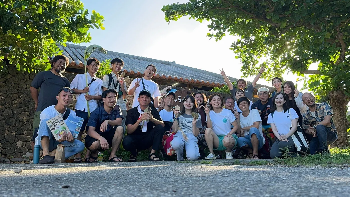 第１回BEEの参加者たち。環境保全の現場視察として、WWFスタッフとともに石垣島白保を訪れました。