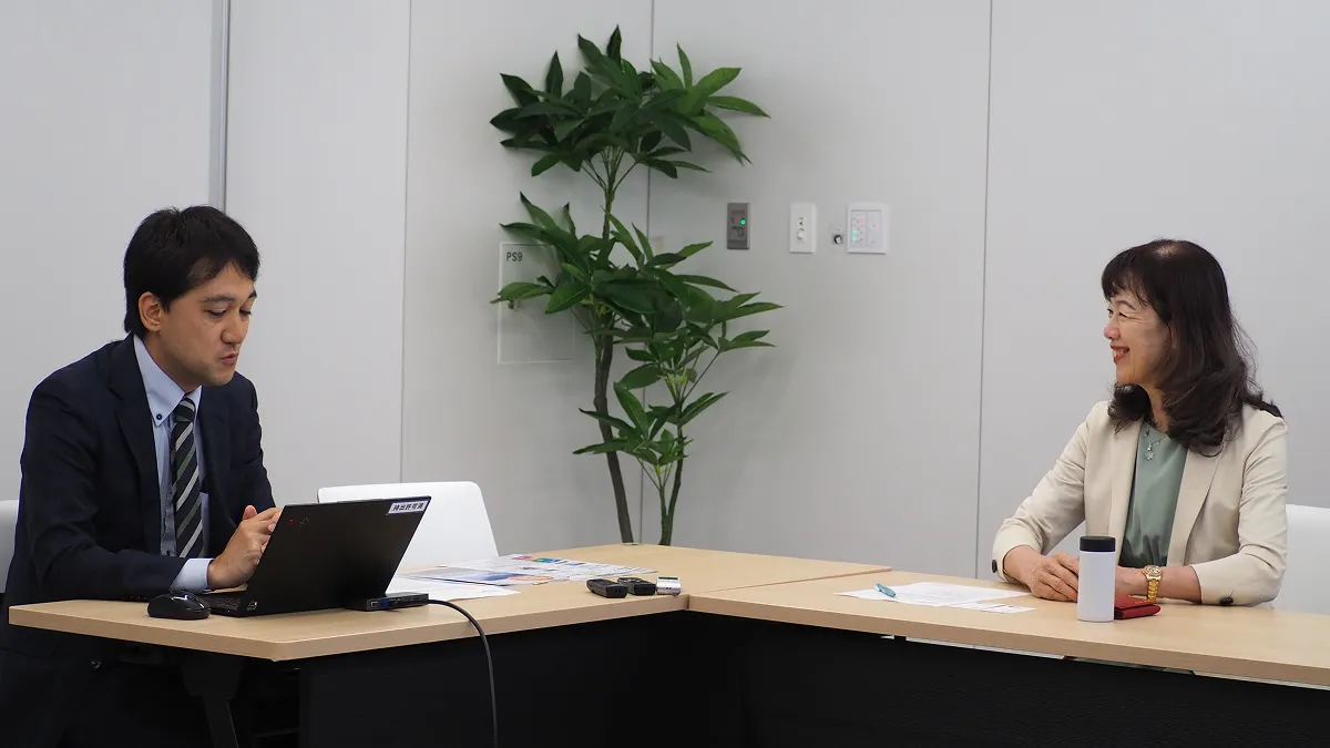 取材のご対応をいただいた戸田建設株式会社イノベーション推進統轄部 環境ソリューション部 課長 五十嵐保裕氏（左）と。落ち着いた雰囲気ながら、深い情熱を感じる取材でした。 