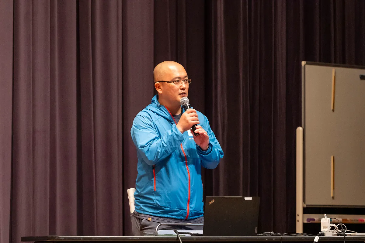 開会の挨拶をするWWFジャパン淡水グループ久保