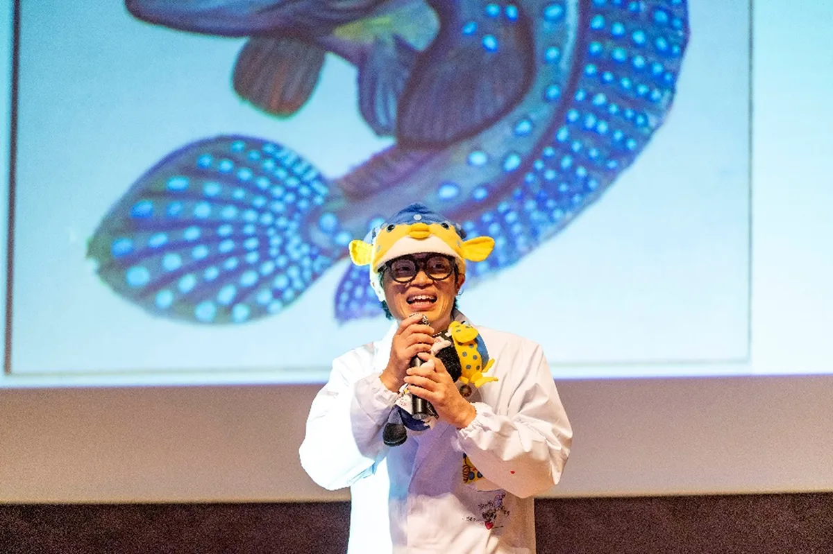 魚について解説をするさかなクン