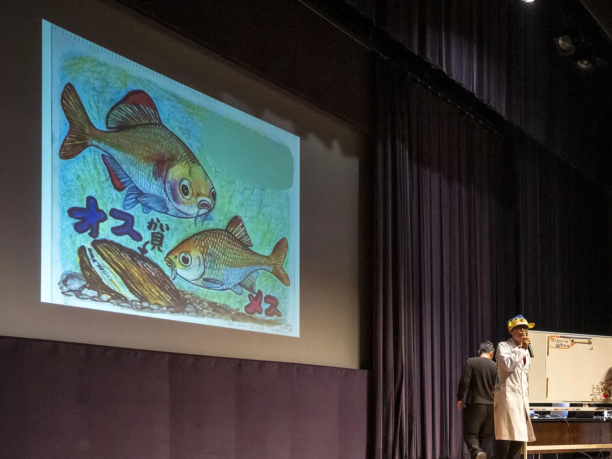 タナゴの生態について解説するさかなクン
