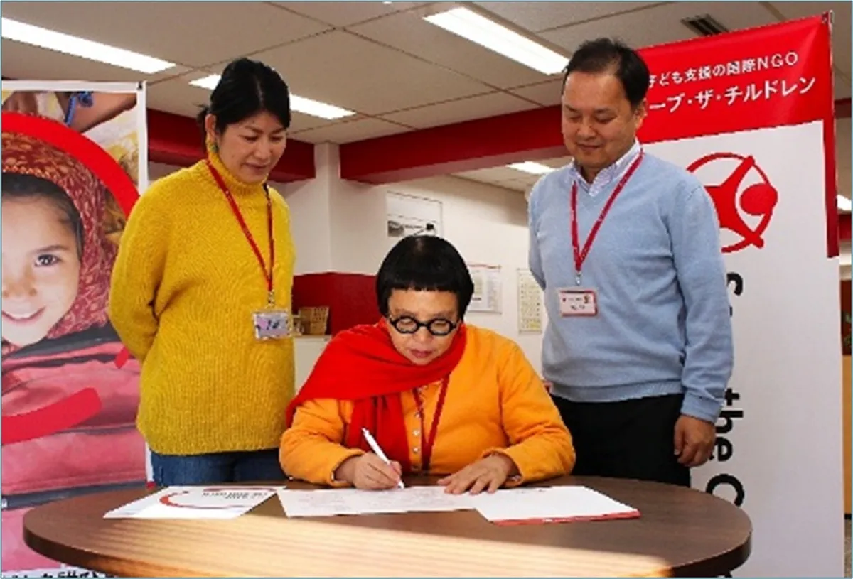 2025年12月23日、SCJ事務所において、高井事務局長がMoUに署名する様子。
