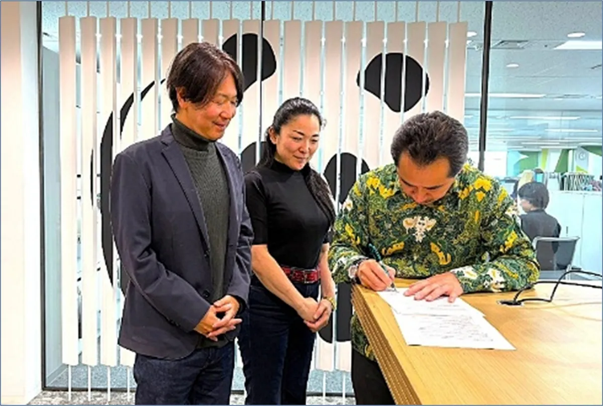 2025年12月15日、WWFジャパン事務所において、東梅事務局長がMoUに署名する様子。