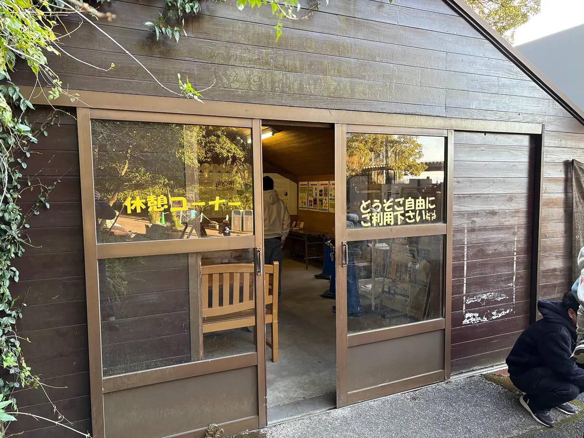 園内に入って右手にある休憩所。来園者の憩いの場に「みんなでやろうエシカル消費」のパネルは展示されています。