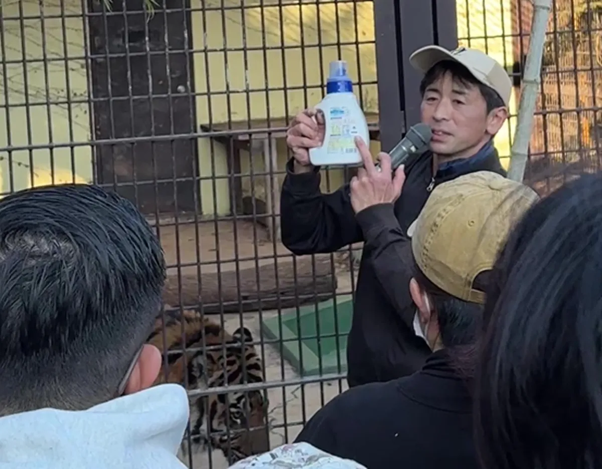 トラの展示の前でお話をする「みんなでやろうエシカル消費」の企画もされた郡さん。環境や動物の未来を守る大切さを伝えたいという思いから、昨年から“持続可能な選択”を促す内容を取り入れたとのことです。