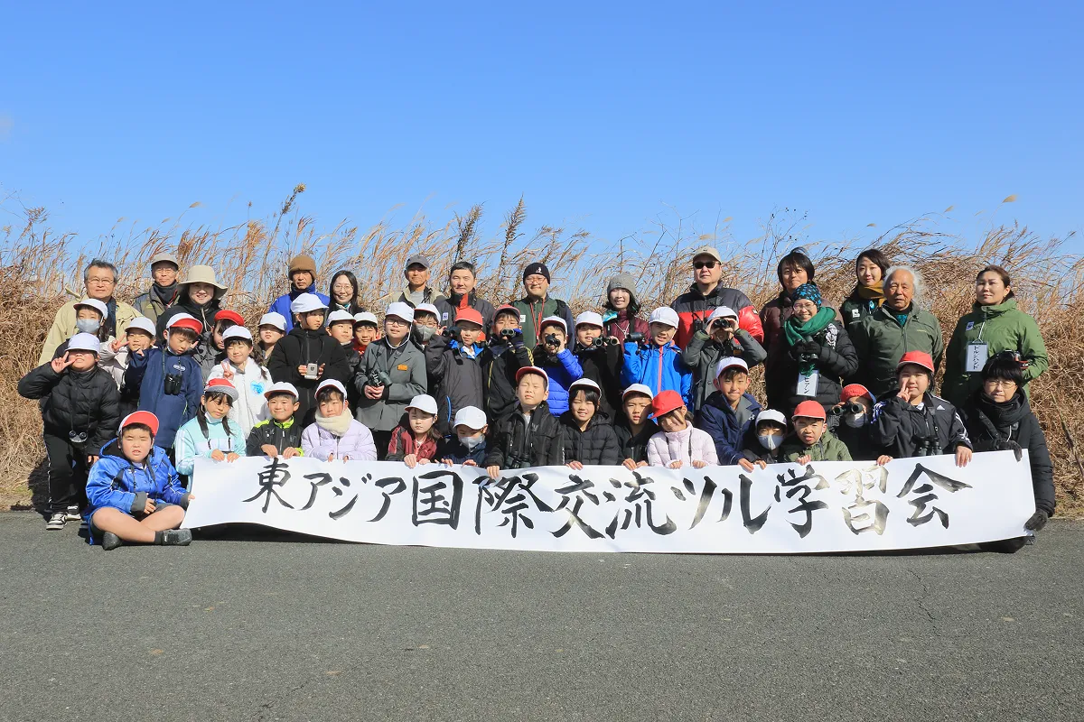 横島小学校のみなさん、関係者みなさんと観察会後に記念の一枚。