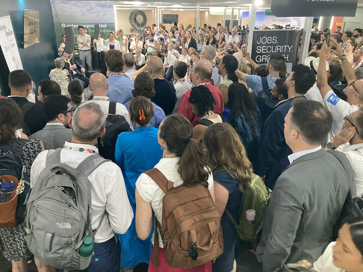 アメリカの企業や州政府、大学といった非国家主体も、気候変動対策に引き続き積極的に取り組んでいます。写真はアメリカの非国家主体のネットワーク「America Is All In」がCOP30で開催したイベントの様子。