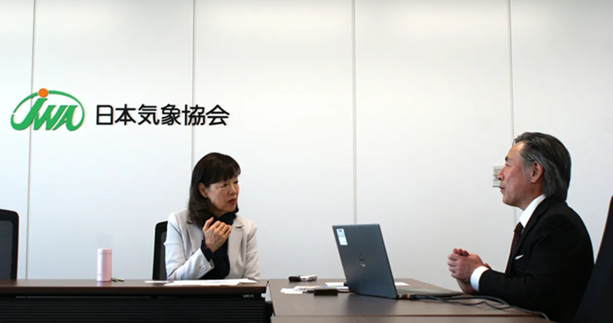 もともとニュースキャスターとしてキャリアをスタートさせ、気象予報士でもある小西(左)。最新技術を用いた気象予測の取り組みについて日本気象協会 執行役員・最高執行責任者 小玉亮氏(右)による説明は、興味深い話の連続で質問が尽きませんでした。