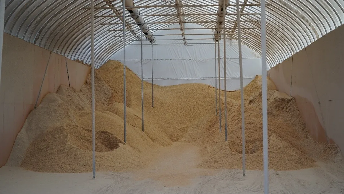 年間1,800~2,000トンものもみ殻が集められたうえで、燃焼されます。