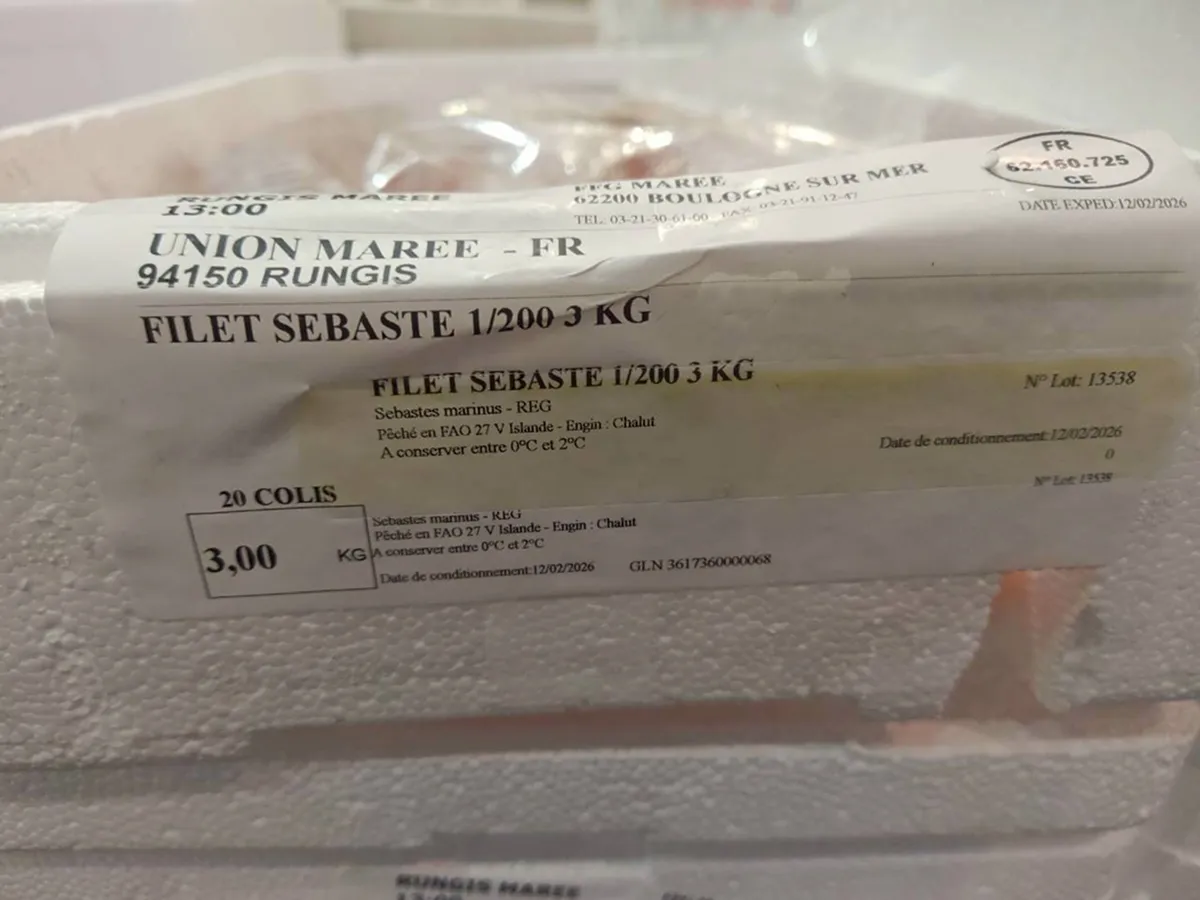 セバステのフィレ、主にFAO27Vゾーン（アイスランド周辺海域）にて底引き網みで漁獲されていることが明記されています。