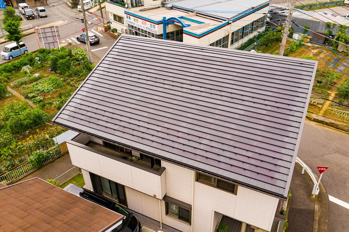 建材一体型の太陽光パネルの例。こうした再生可能エネルギーによる電力を活用していくことも対策として重要です。