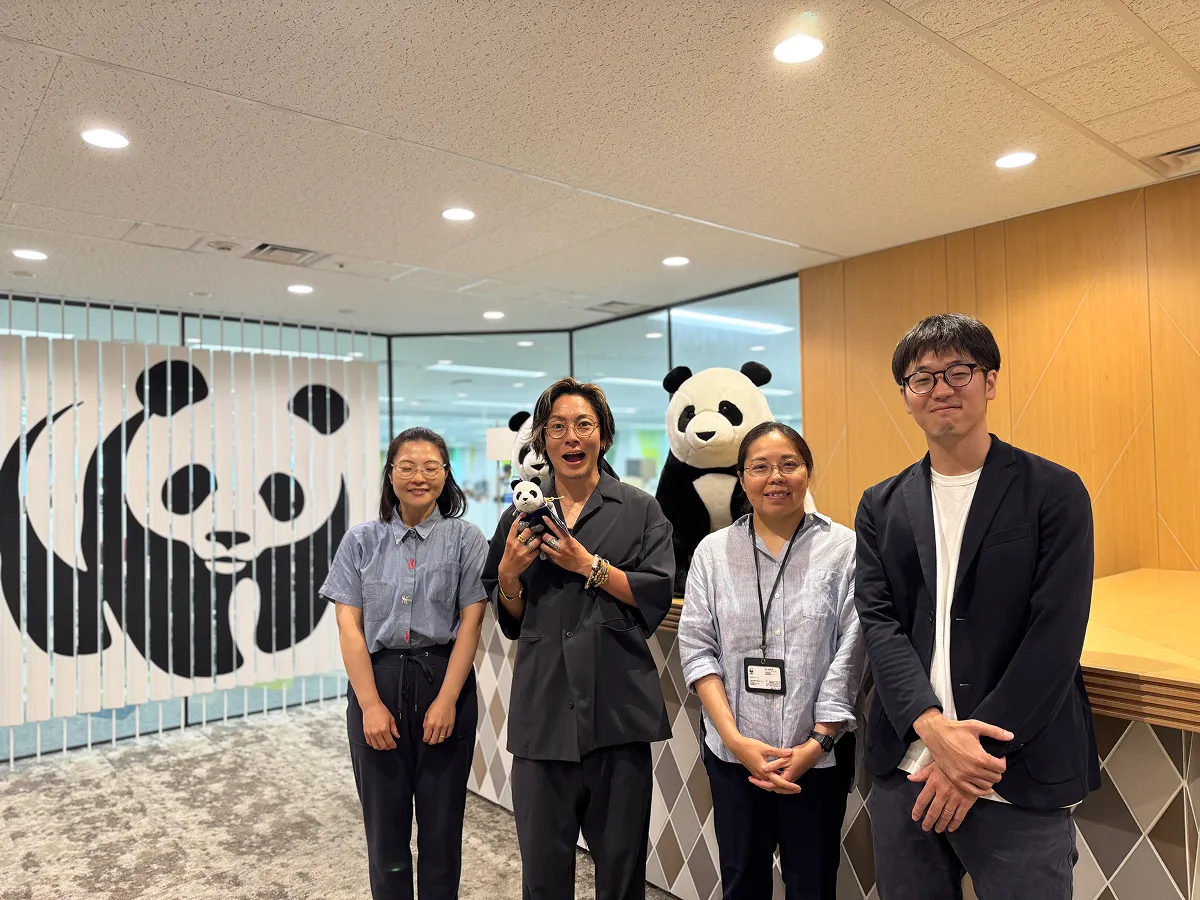 屋良さんを囲むWWFジャパン海洋水産グループのスタッフたち。