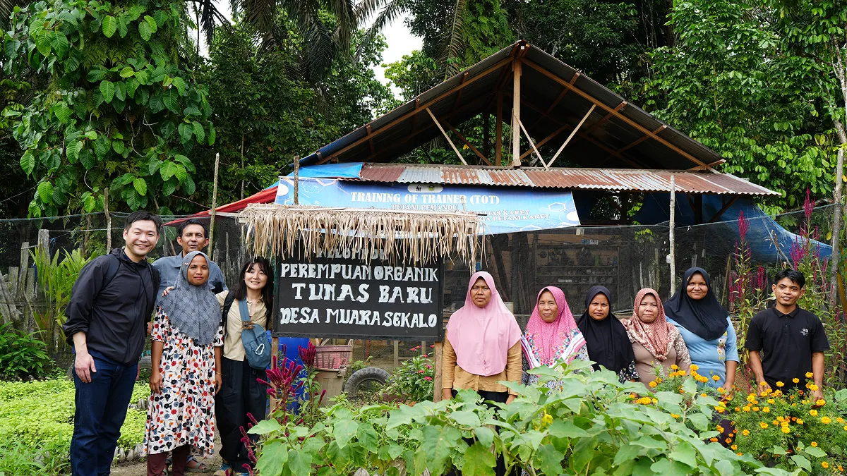 野菜栽培研修参加の女性たちと