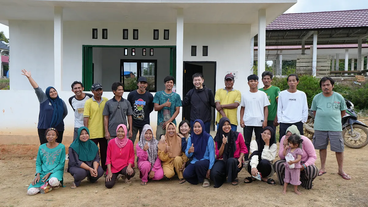 スマンブ村ゴム産品集約センターの前で