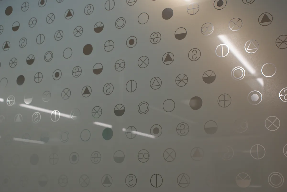 天気記号がデザインされた日本気象協会オフィスの曇りガラス。みなさんはいくつわかりますか？