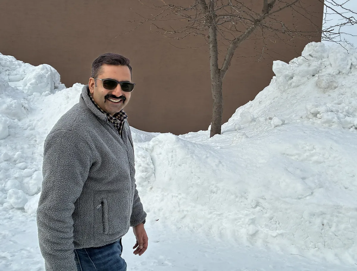 イベント登壇に向け、札幌を移動するリシ。ヒマラヤに比べれば札幌の寒さは気にならない！と話していました。