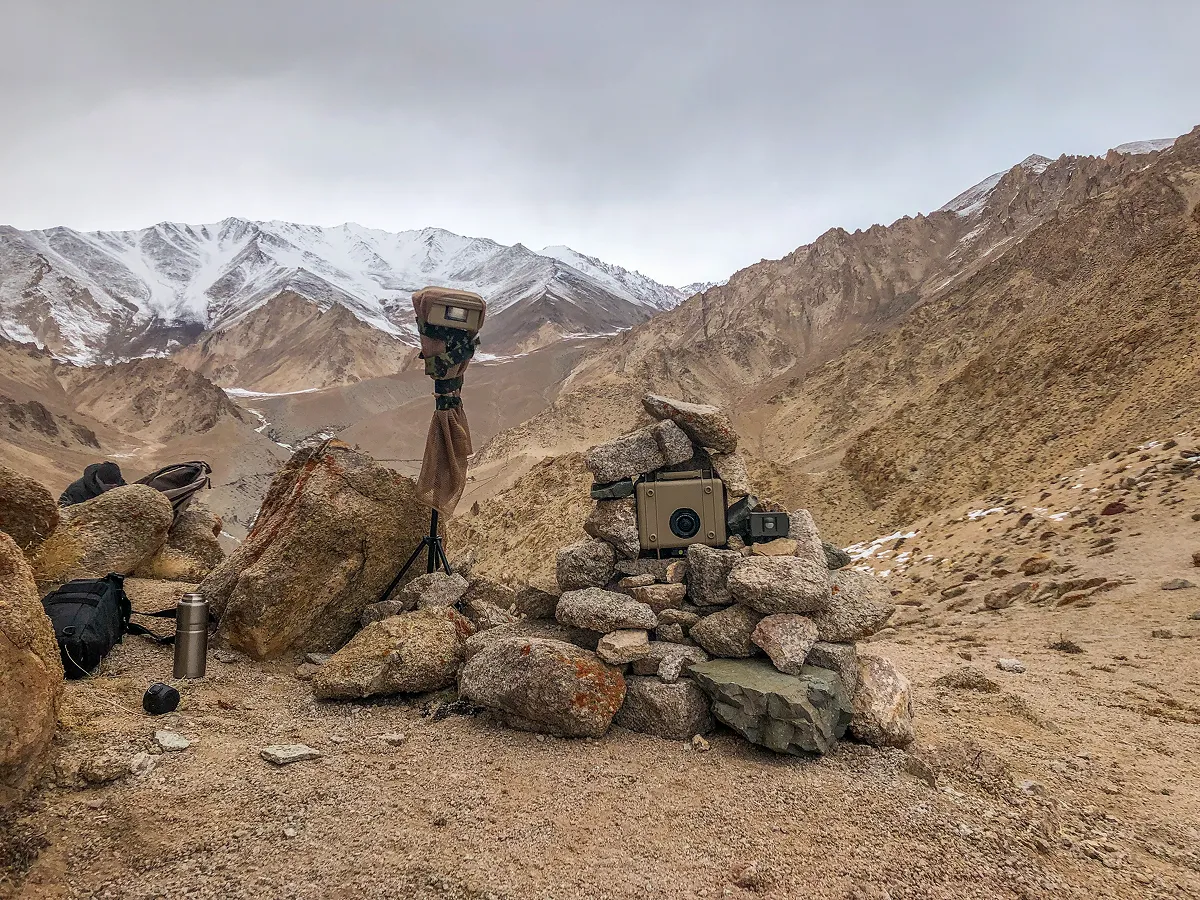 ラダックに設置されたカメラトラップ（一例）。動物が前を通ると、センサーが反応し自動で撮影が行なわれます。