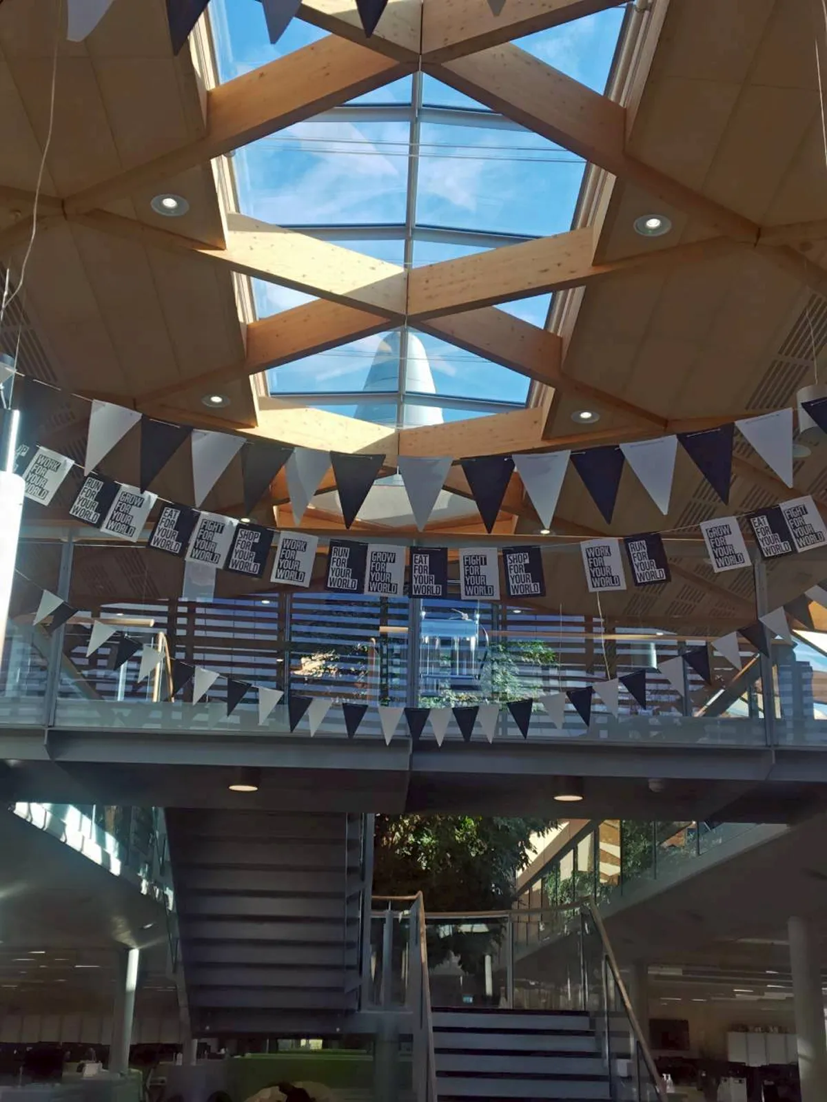 屋根に設置されたウィンドカウル。この自然換気システムが４つ設置されており、一緒に設置されている太陽光パネルとともに、外部エネルギーをなるだけ買わない／使わないように調整されています