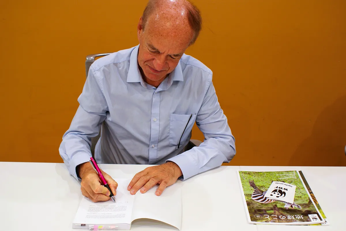 WWFジャパン事務所でインタビューに応えるランベルティー二氏