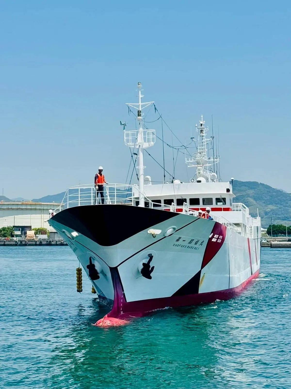 第一昭福丸は、2020年8月に、大西洋クロマグロ漁業で世界初となるMSC認証を取得した、遠洋まぐろはえ縄漁船で、さらに2020年度にはグッドデザイン賞を受賞した次世代型の漁船です。約1年にも及ぶ長い航行中、漁業者が快適に過ごせるようにという思いの詰まった漁船、詳しくは末尾関連サイトよりご覧ください。