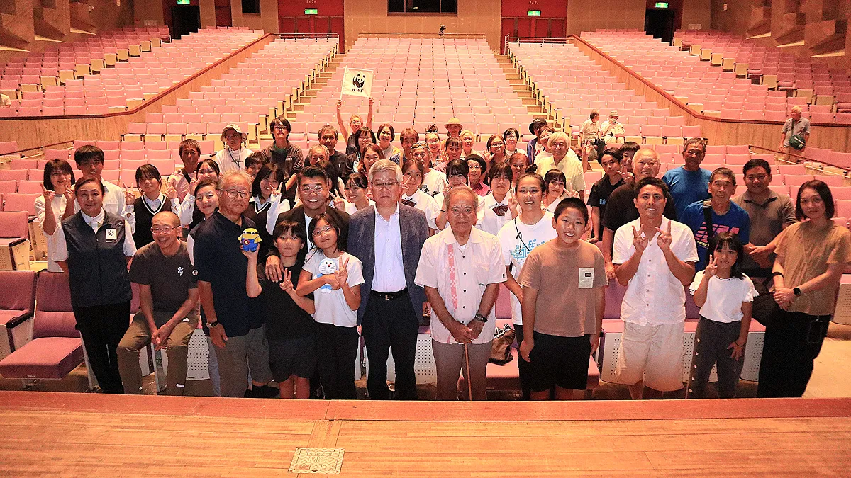 石垣島の会場（石垣市民会館）にて、登壇者・開催実行委員会の皆さん。