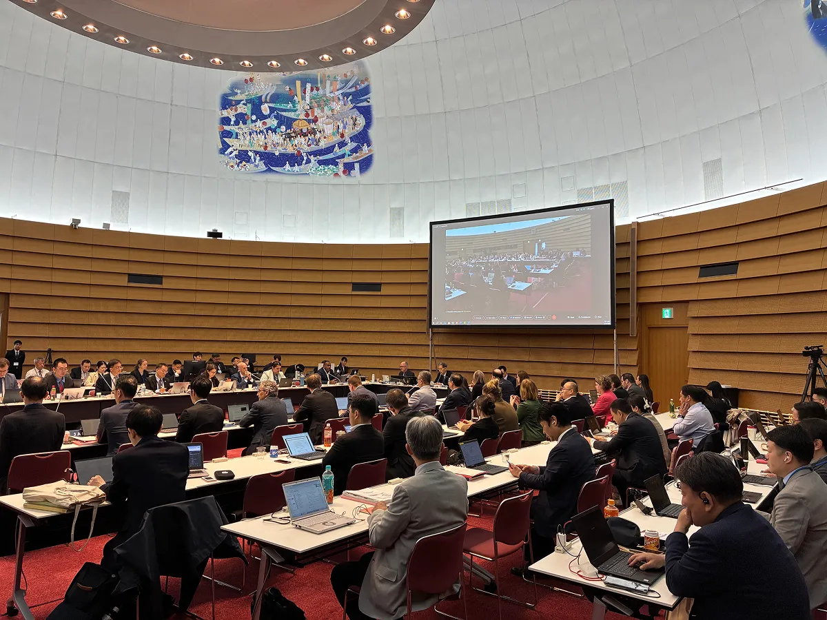 NPFC年次会合風景。対面による会議とオンライン会議のハイブリッドでの開催となりました。