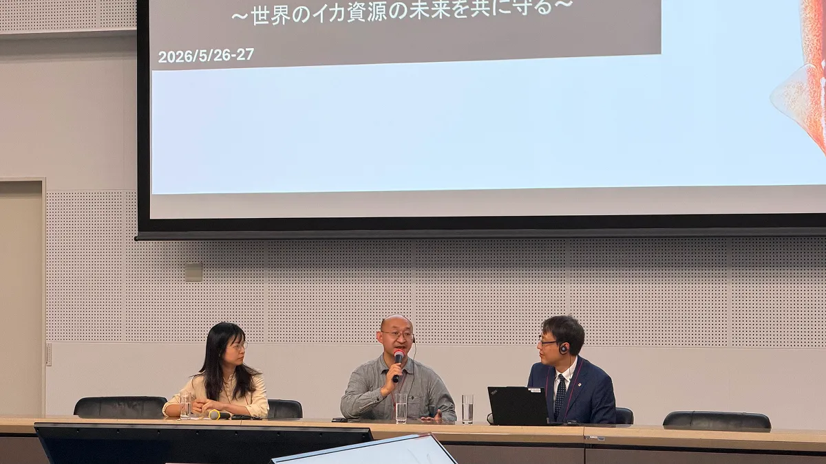 中国のイカ漁業管理制度と世界のイカ漁業の課題について講演後に質疑応答にお答えする左からシャオチ・チウ氏（Environmental Justice Foundation東アジア・マネージャー）、ソンリン・ワン氏（青島市海洋生態研究会（QMCS）創設者・会長）、とモデレーターの植松（WWFジャパン）。