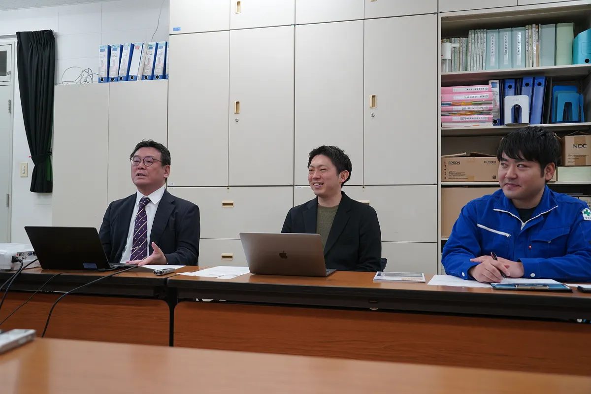 酪農学園大学　農食環境学群　循環農学類　吉岡徹先生、家畜飼料学研究室　土井和也先生、北海道自然電力㈱　マーケティング部　プロジェクトマネージャー　郡川駿佑氏 データを見せながら熱く語ってくださった先生方と導入を提案された北海道自然電力さん、北海道の酪農業のためにこそ果敢に新規事業に取り組む！ 
