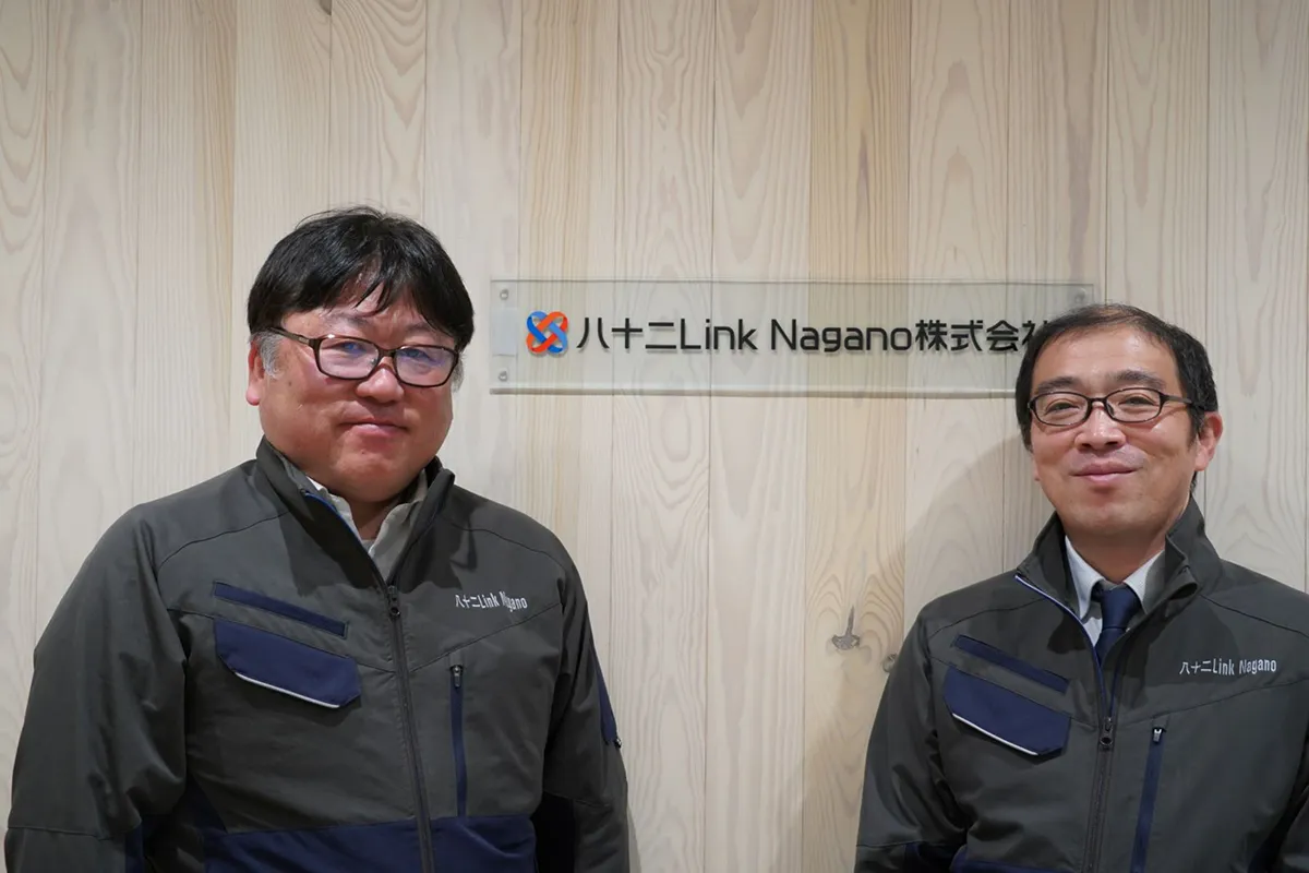 八十二Link Naganoの下澤敦司社長(右)・坂本智徳部長(左)。運転していても、つい工場など建物の屋根ばかり見てしまうと笑っておられたお二人。