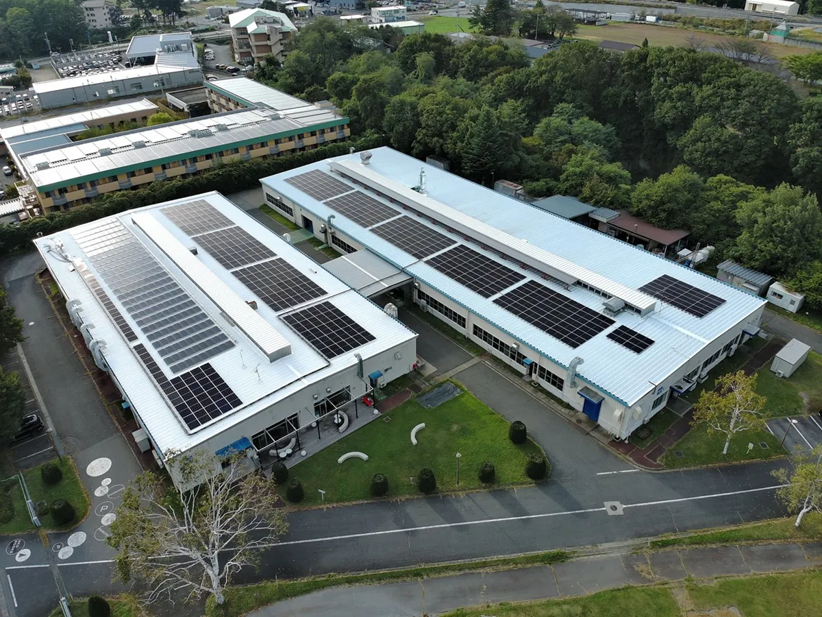 顧客企業の工場の屋根に設置した太陽光発電の例。
