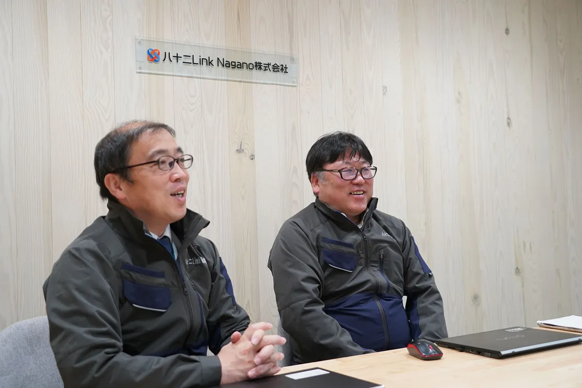 八十二Link Naganoの下澤社長(左)と坂本部長(右)。坂本部長は「あそこの屋根にも置けそうだ、と気になるのは、もはや職業病ですね」と笑顔で仰っていました。
