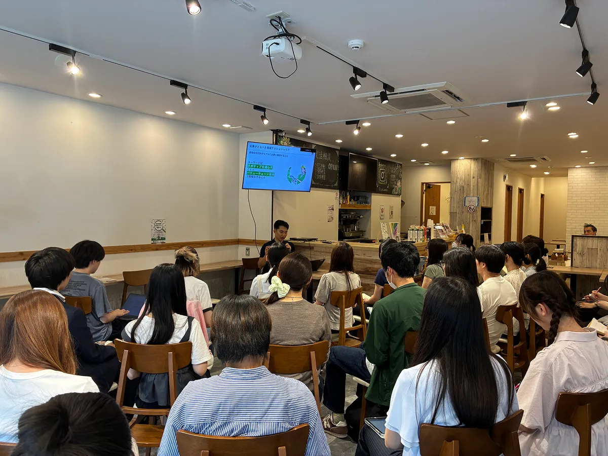 小さな会場が、熱意のある学生たちで埋まりました。
