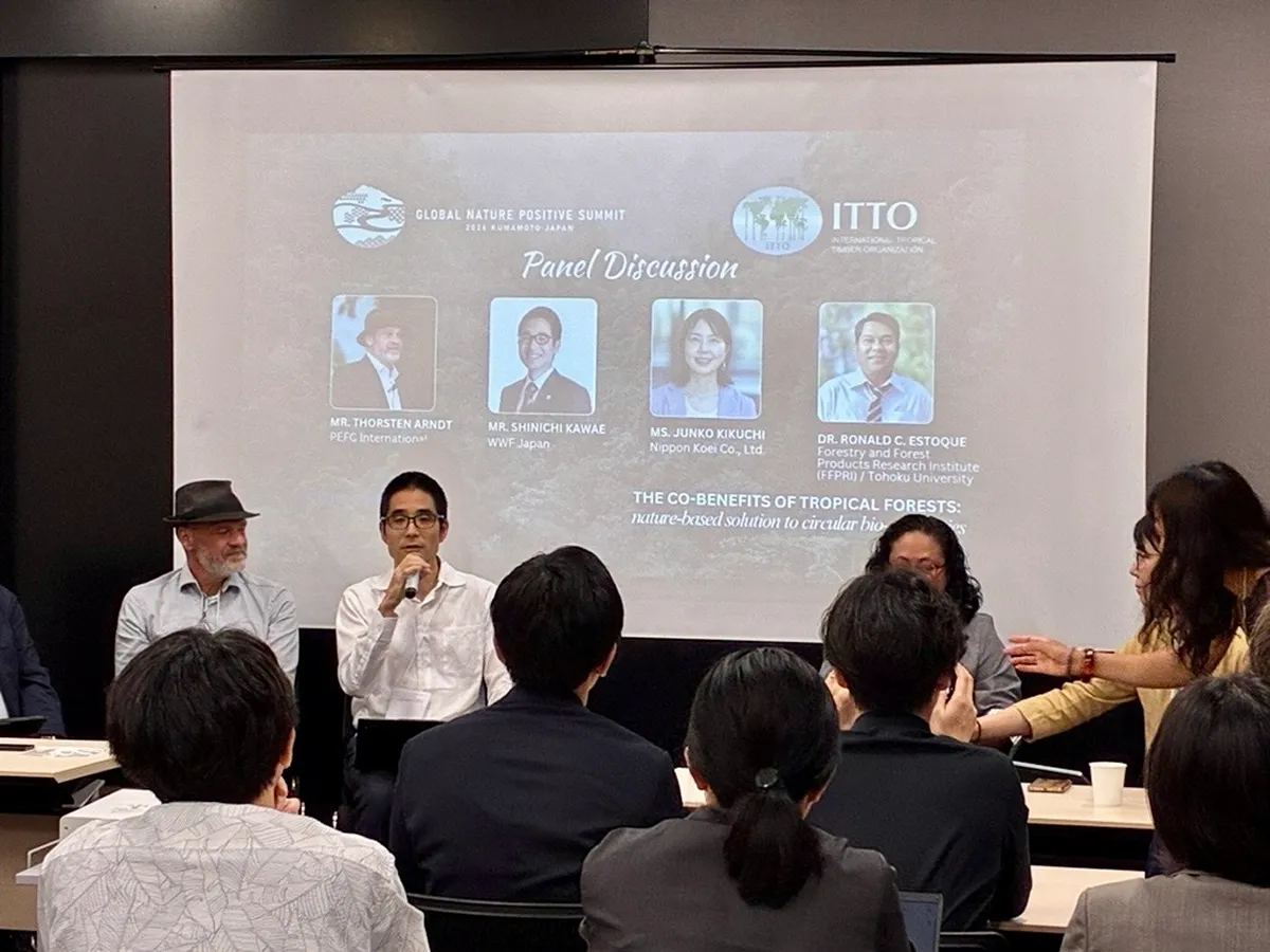 国際熱帯木材機関主催のサイドイベント「熱帯林によるコ・ベネフィット」の様子。世界の森林の45%を占める熱帯林の持続可能な管理が生物多様性回復、気候変動対策と人々の豊かな暮らしの実現につながることを語るWWFジャパンスタッフ