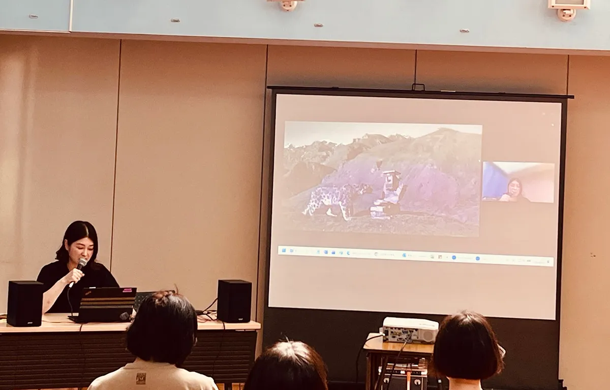 写真や映像を交えながら、ジャガーの生態調査やトラ、ユキヒョウ保全活動を紹介しました。