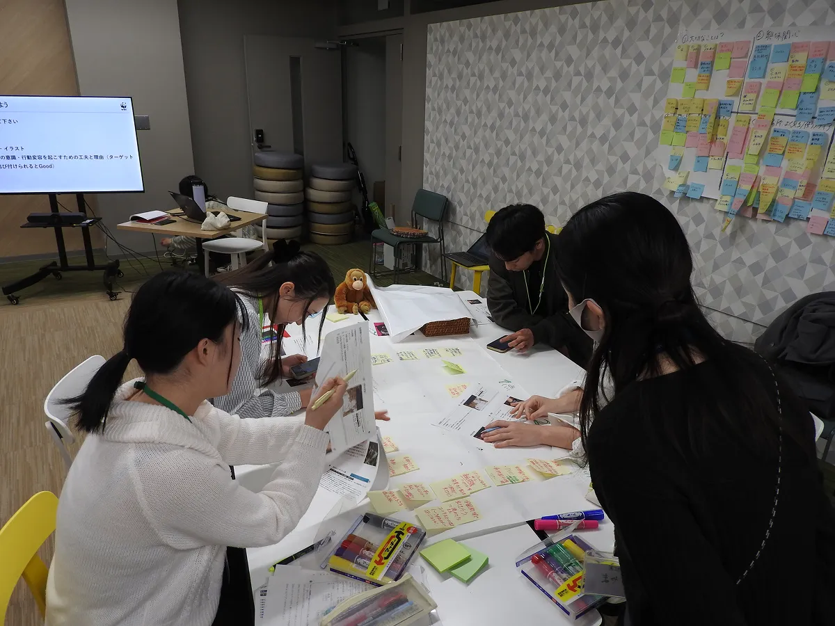 ペット利用の問題を周囲に伝える方法について意見やアイデアを共有しあう学生ワークショップの様子