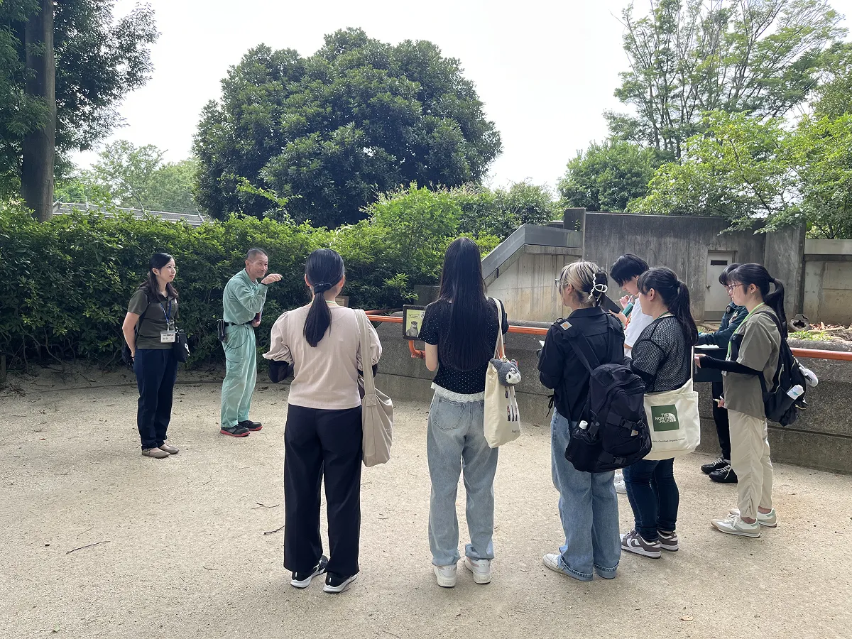 動物園で飼育員にインタビューを行なう学生