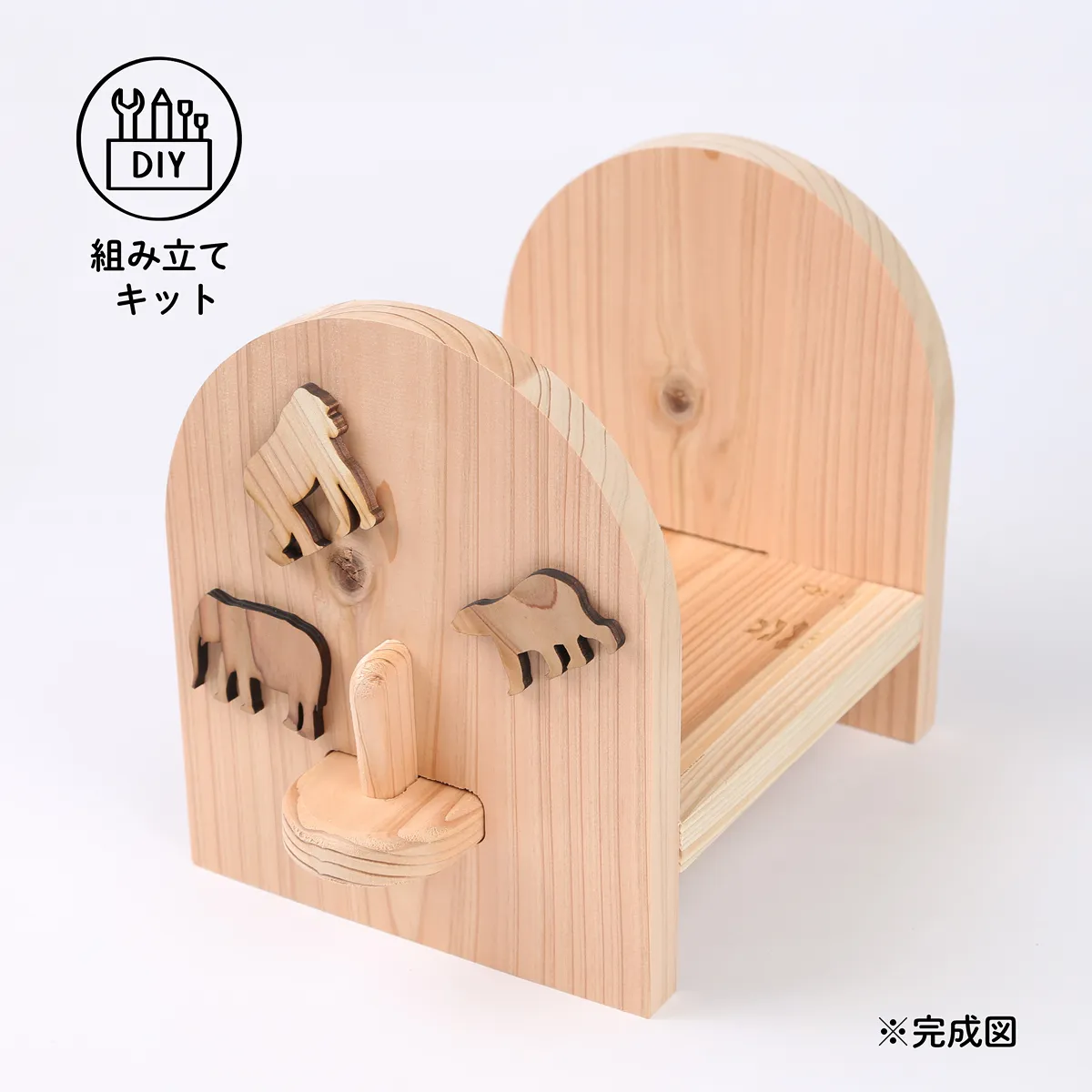 南三陸森林管理協議会とのコラボレーション。工作を楽しみながら、森や木材について学ぶきっかけにもなるので、夏休みの自由課題にもおすすめです!南三陸スギ 本立て 組み立てキット ¥16,500 (税込)