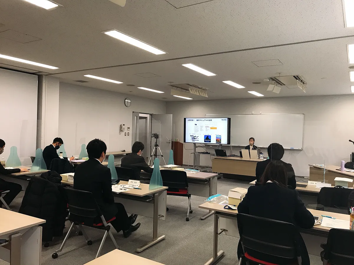 税関職員向けにワシントン条約や違法取引の実態などについて職員が講義をする様子
