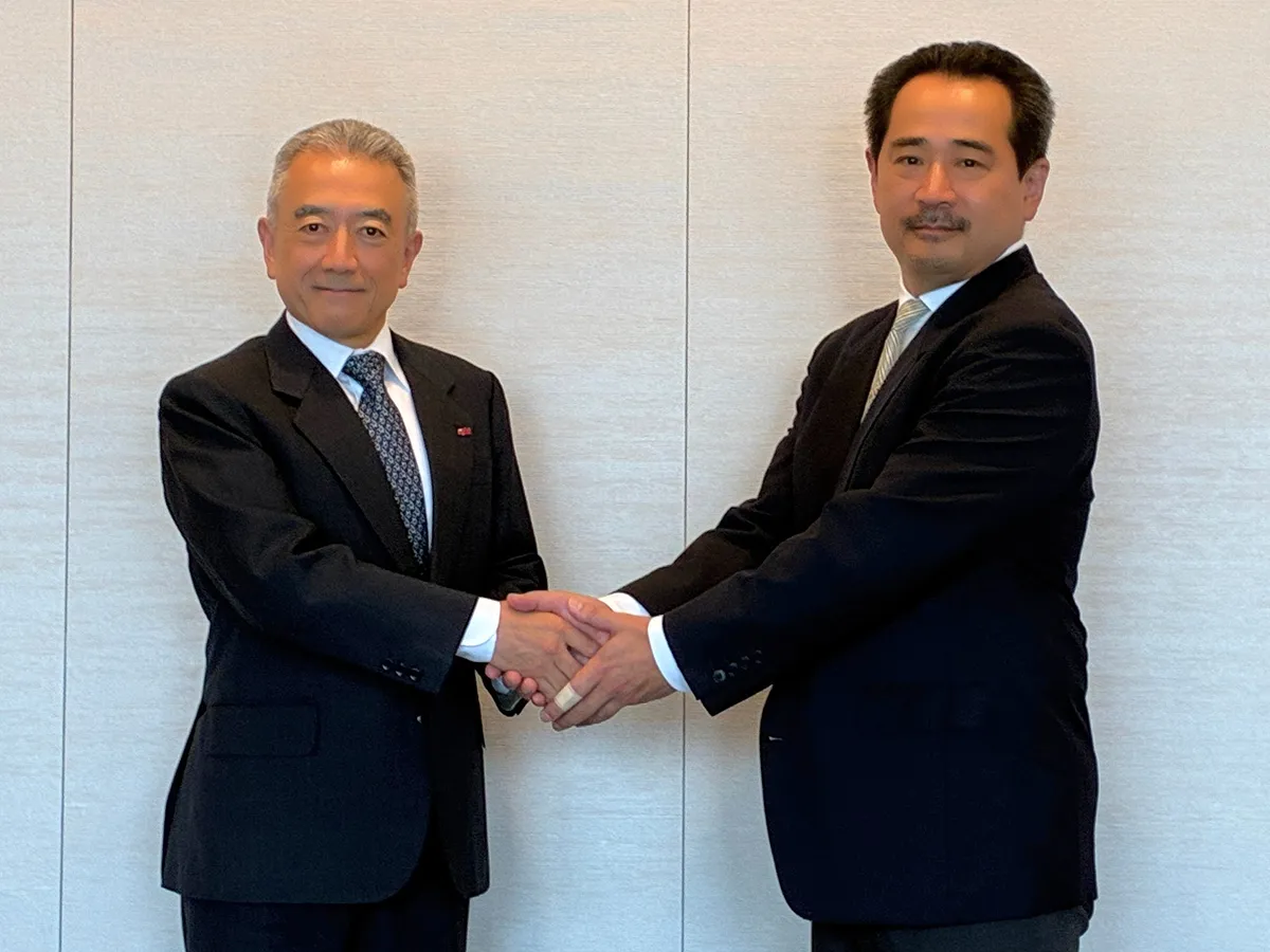 インド産すり身原料魚の持続可能な利用に向けた漁業改善プロジェクトの推進で連携する、WWFジャパン 事務局長 東梅貞義(右)と株式会社ニッスイ 取締役 専務執行役員 COO 浅井正秀(左)。