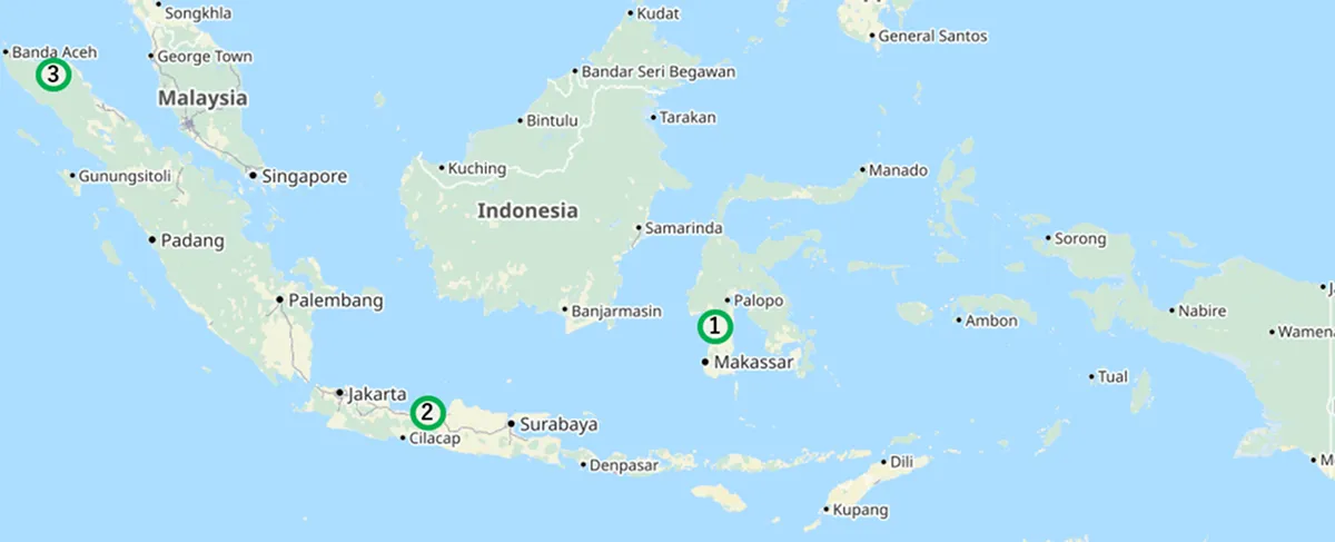 プロジェクトの現場となるインドネシア。(1)スラウェシ島南スラウェシ州でのエビ養殖業改善、(2)ジャワ島中部ジャワ州でのエビ養殖業改善、(3)スマトラ島アチェ州での天然親エビ漁業の改善に取り組んでいます。