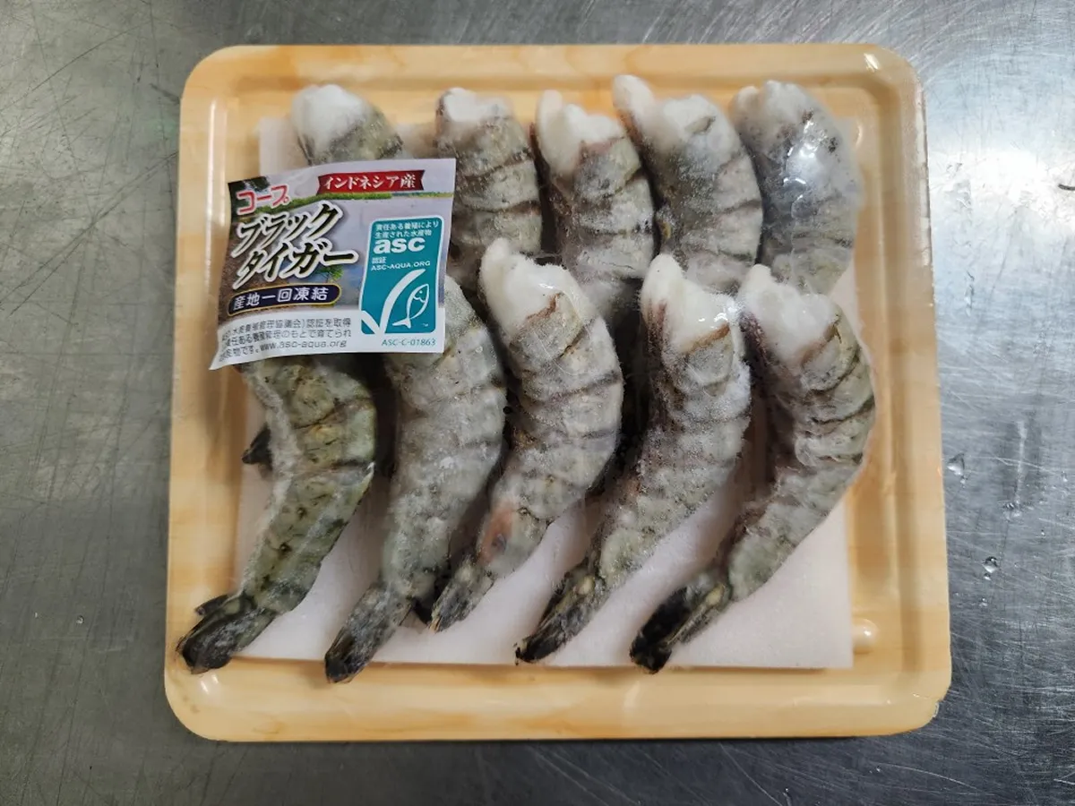 ジャワ島中部ジャワ州の対象養殖池で生産された、ASCラベル付き「殻付ブラックタイガー」。ASC認証水産物を選ぶことは、生産現場での持続可能性の向上やそのための改善を後押しすることにもつながります。