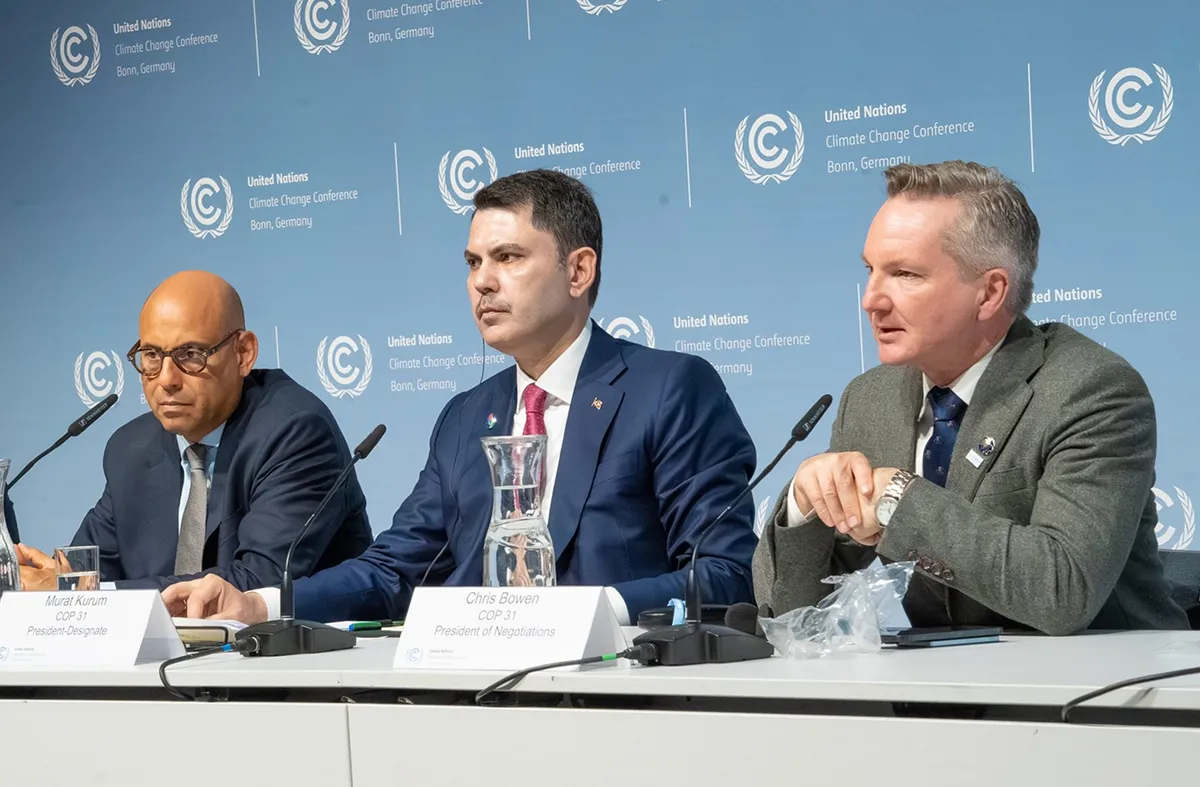 今回のCOPは議長国と交渉議長国という2か国によるリーダーシップ構造。過去にもCOP23(議長国フィジー、開催地ボン)やCOP26(議長国ペルー、開催地マドリード)などのように議長国と開催地が異なる例はあったが、2か国がリーダーシップを役割分担するのは初めて。トルコとオーストラリアが連携できるかどうかがCOP31成功の鍵となる。(左:サイモン・スティルUNFCCC事務局長、中央:ムラト・クルム環境・都市・気候変動大臣、右:クリス・ボーウェン気候変動・エネルギー大臣)