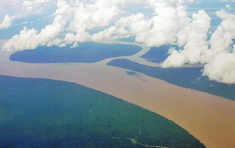 空から見たアマゾン川。地球の肺ともいわれる世界細田の熱帯雨林が広がる。その保全はブラジル一国だけではなく、国際的にも取り組むべき環境課題である。