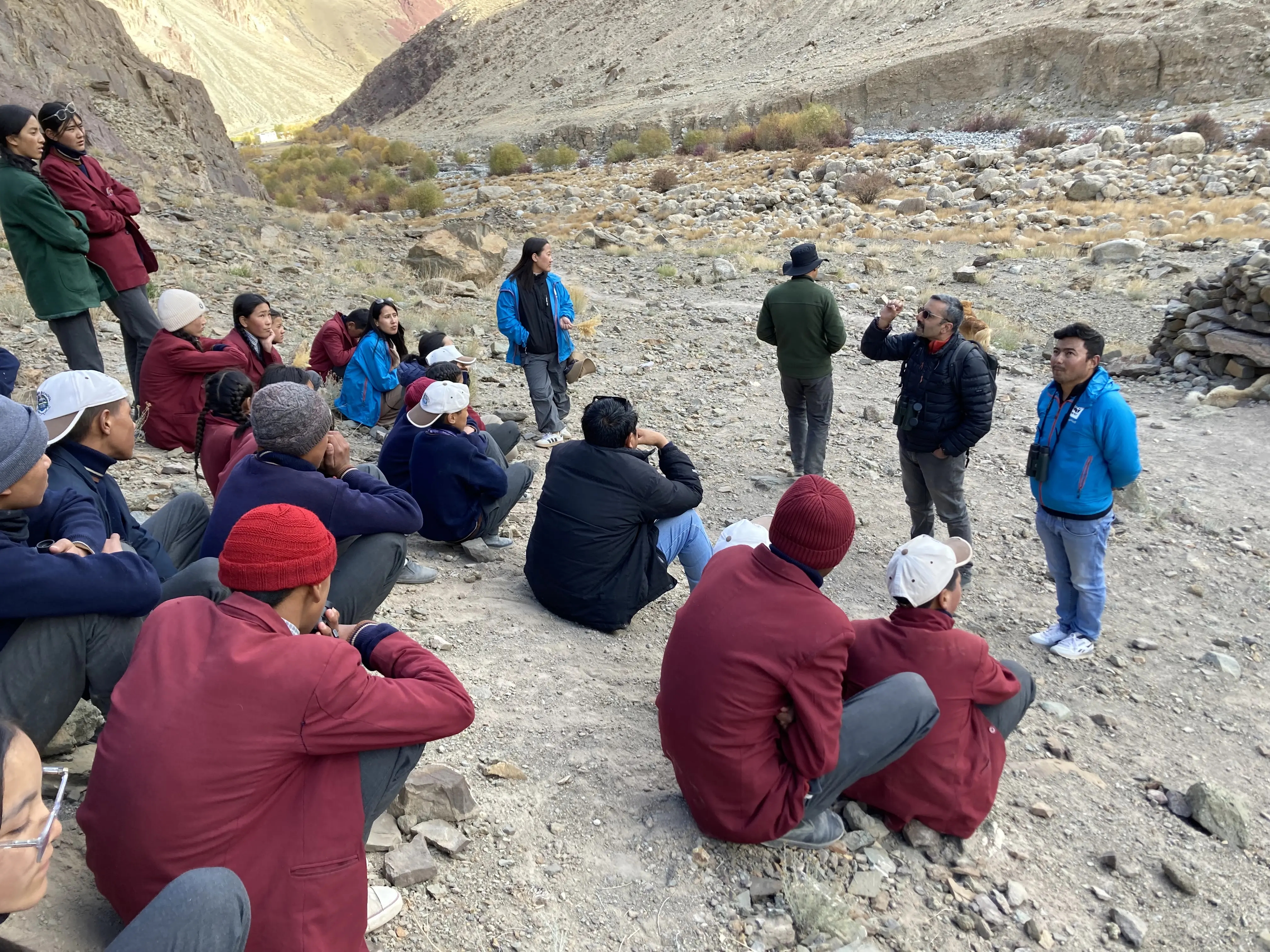 2024年10月23日の「世界ユキヒョウの日」には、ユキヒョウと自然保護の重要性について若者に伝える大きな催しを複数実施しました。ギャの町の公立高校では、ユキヒョウの生態学的な重要性をテーマにしたインタラクティブなセッションを開催。その後、実際の生息地をトレッキングし、ラダックの自然の美と生態系、保全の役割を学びました。